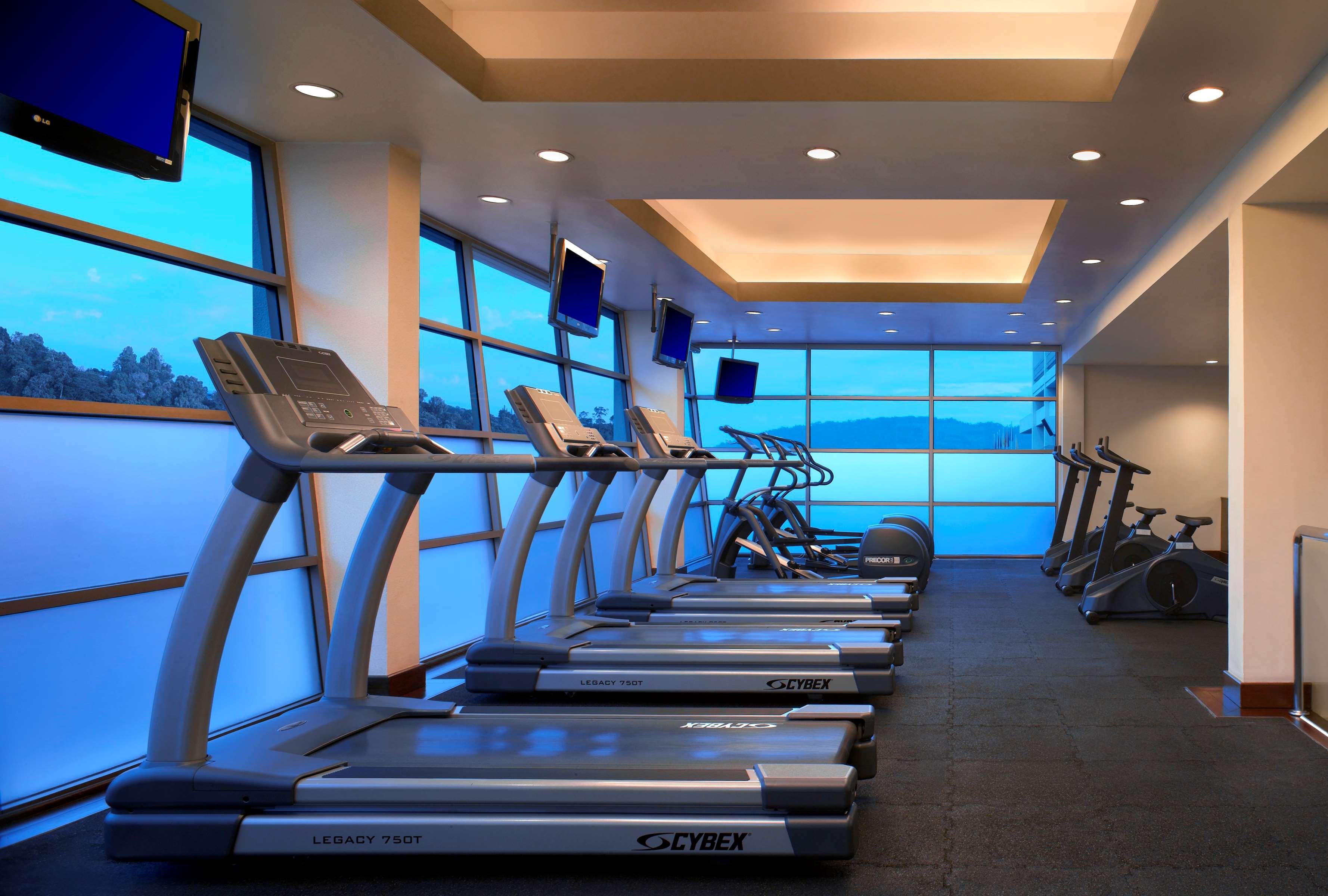 حياة ريجنسي كينابالو كوتا كينابالو المظهر الخارجي الصورة The gym at the Westin