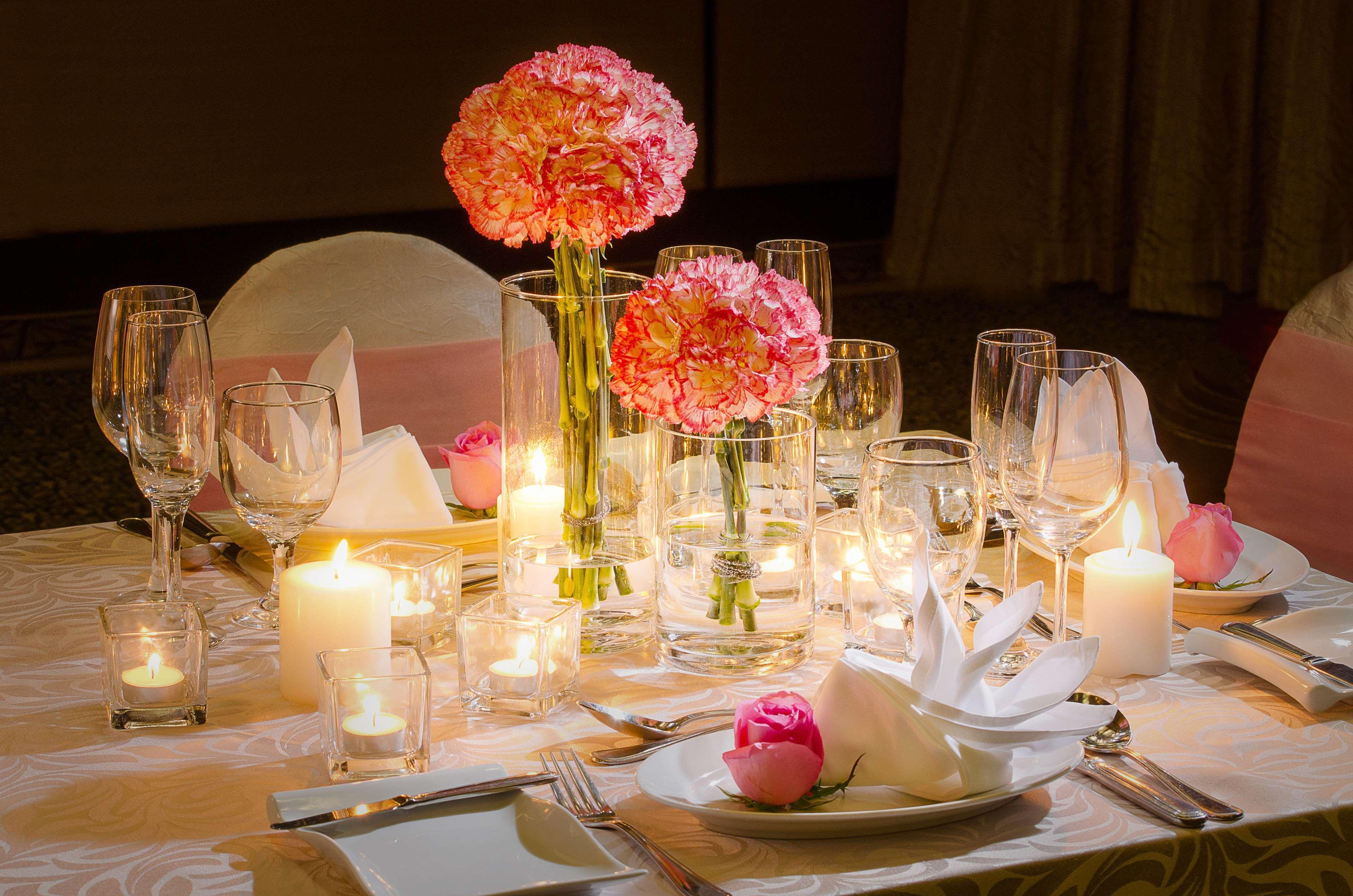حياة ريجنسي كينابالو كوتا كينابالو المظهر الخارجي الصورة A table set for a formal dinner